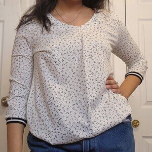 NWT Half-Sleeve White Long-Sleeve V-Neck T-Shirt
